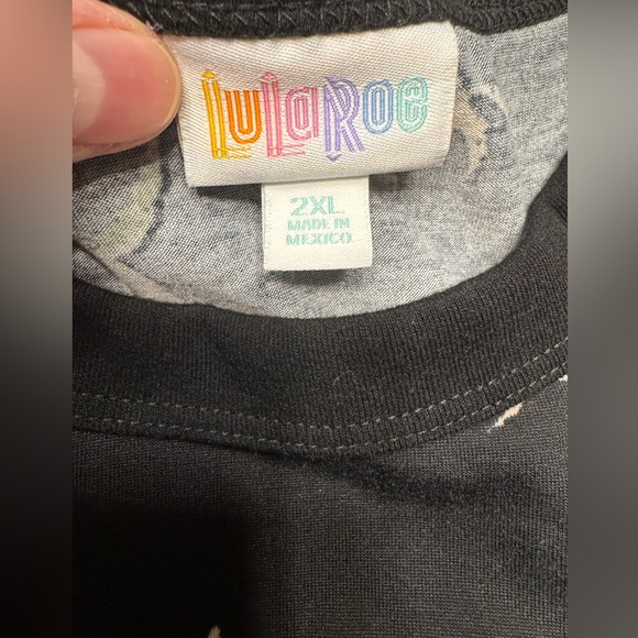 Excellent used condition size 2X LuLaRoe floral print top on black background - Picture 4 of 8